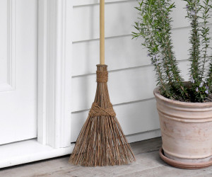 Ivy Lane Compact Traditional Straw Broom