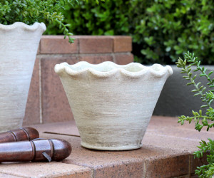 Small Taper Penshurst Wave Plant Pot
